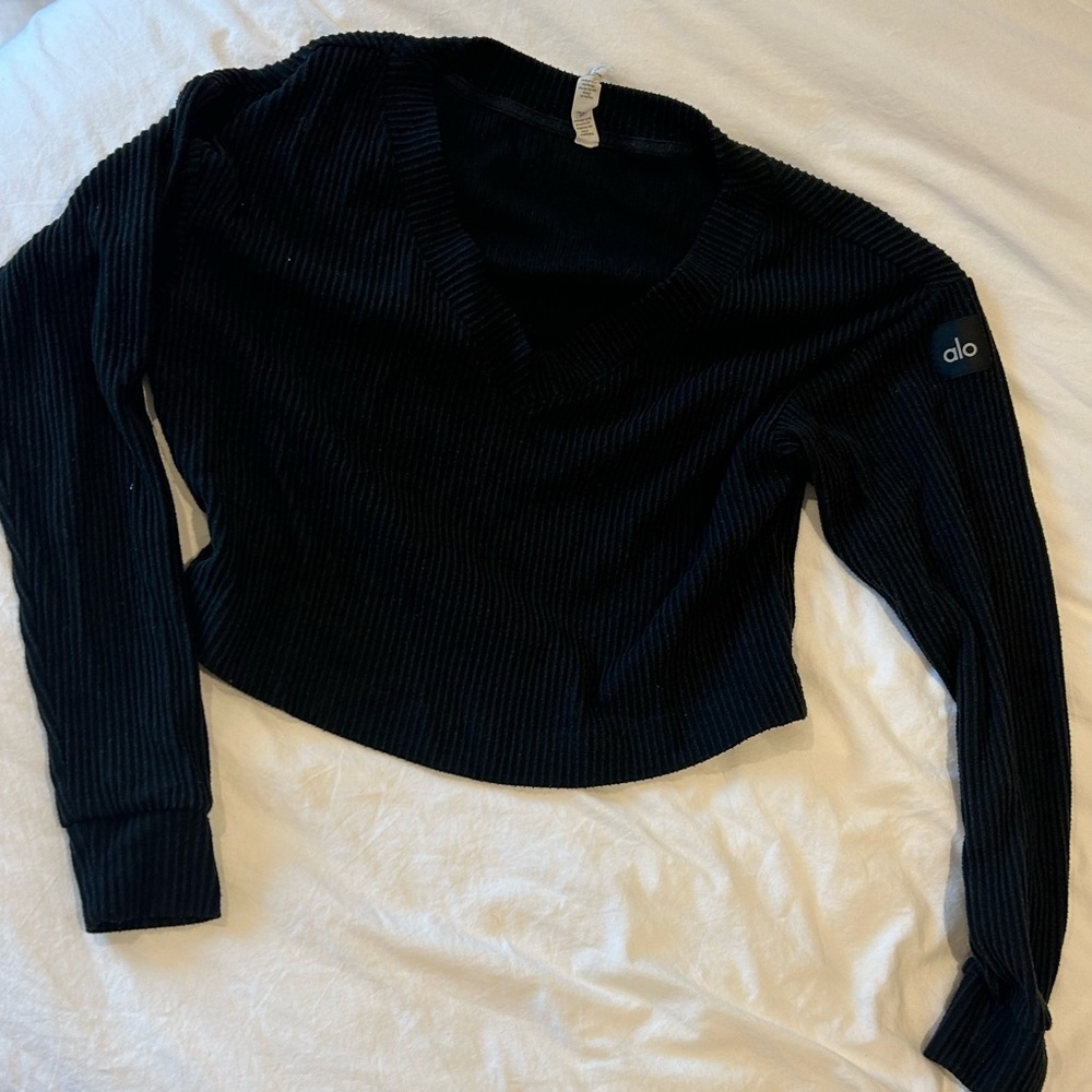 Alo Yoga - Black sweater - cropped V neck line - worn once